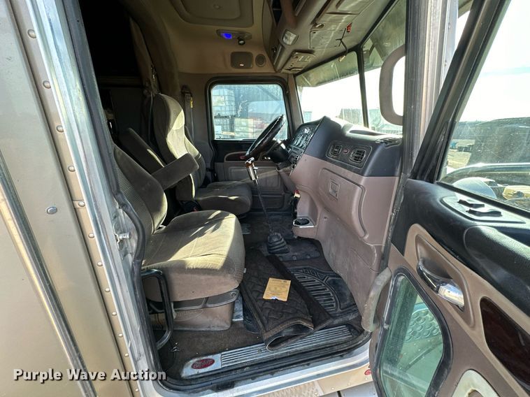 image for item NO9465 2013 Peterbilt 386  semi truck