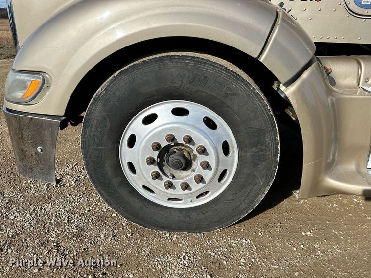 image for item NO9465 2013 Peterbilt 386  semi truck