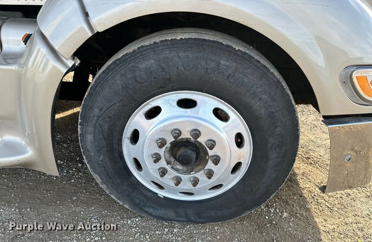 image for item NO9465 2013 Peterbilt 386  semi truck