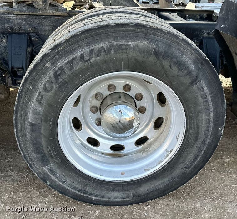 image for item NO9465 2013 Peterbilt 386  semi truck