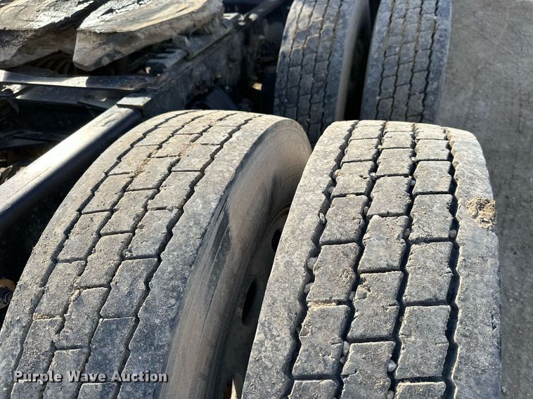 image for item NO9465 2013 Peterbilt 386  semi truck