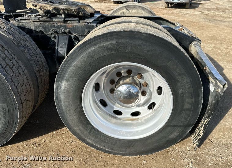 image for item NO9465 2013 Peterbilt 386  semi truck