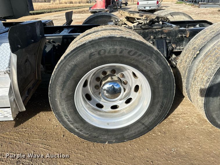 image for item NO9465 2013 Peterbilt 386  semi truck