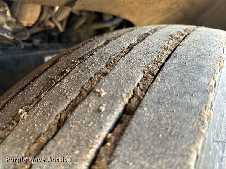 image for item NO9465 2013 Peterbilt 386  semi truck