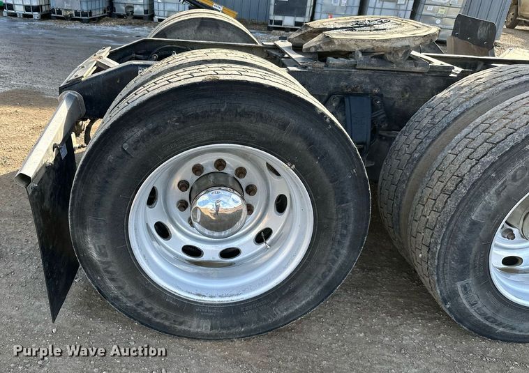 image for item NO9465 2013 Peterbilt 386  semi truck