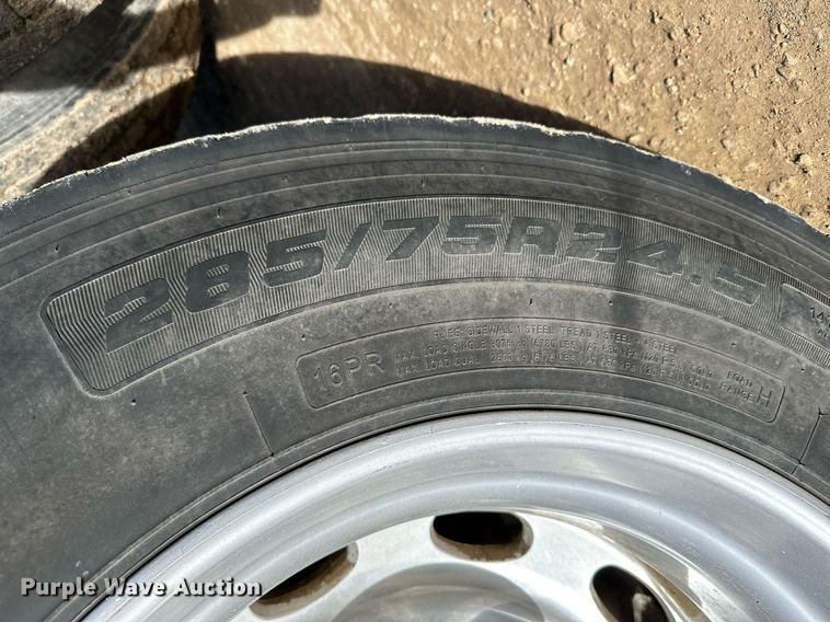 image for item NO9465 2013 Peterbilt 386  semi truck