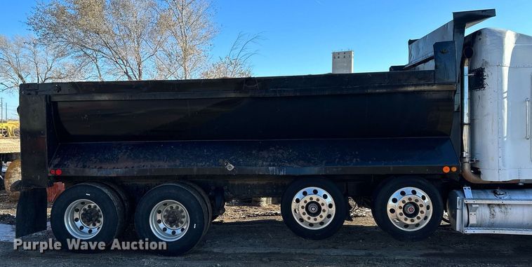 image for item NS9052 2000 Freightliner  dump truck