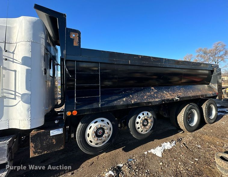 image for item NS9052 2000 Freightliner  dump truck