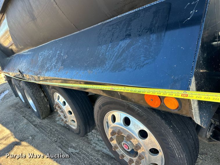 image for item NS9052 2000 Freightliner  dump truck