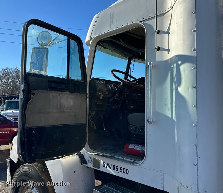 image for item NS9052 2000 Freightliner  dump truck