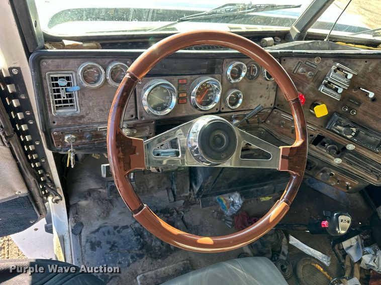 image for item NS9052 2000 Freightliner  dump truck