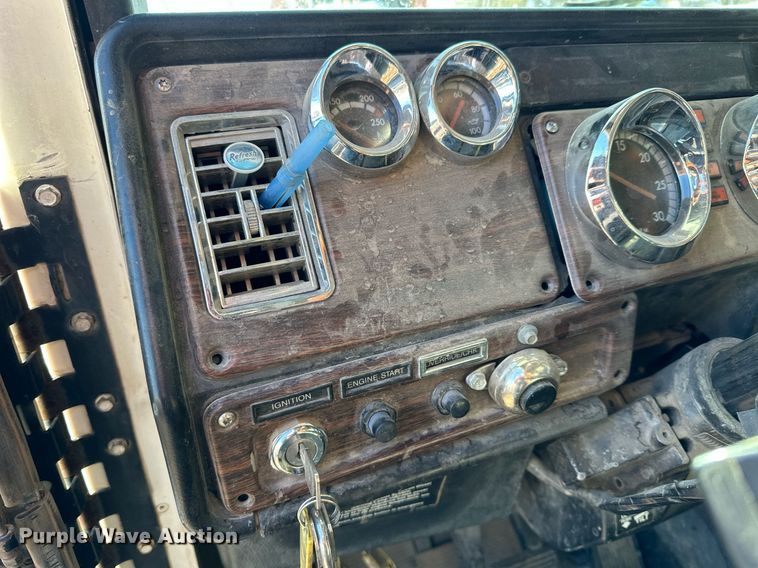 image for item NS9052 2000 Freightliner  dump truck