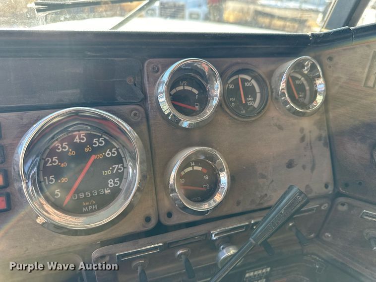 image for item NS9052 2000 Freightliner  dump truck