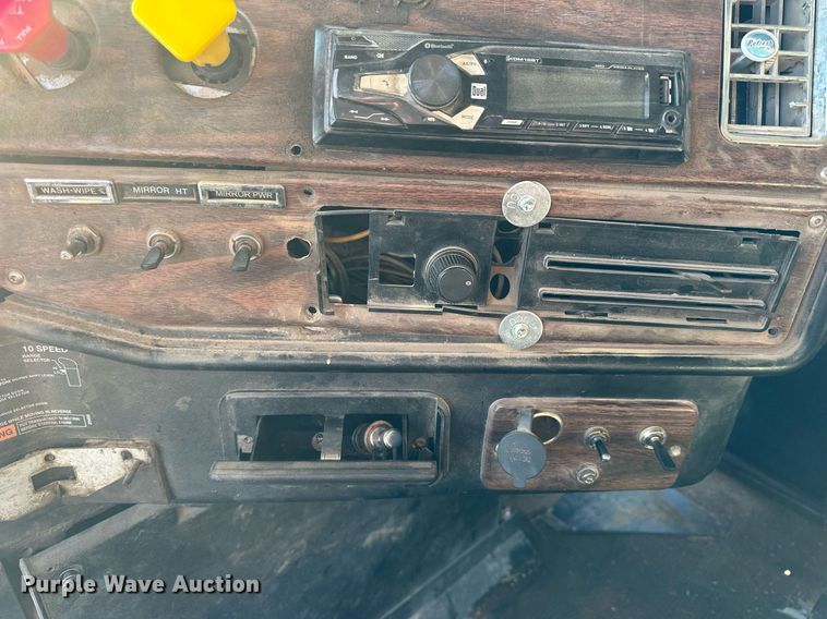 image for item NS9052 2000 Freightliner  dump truck