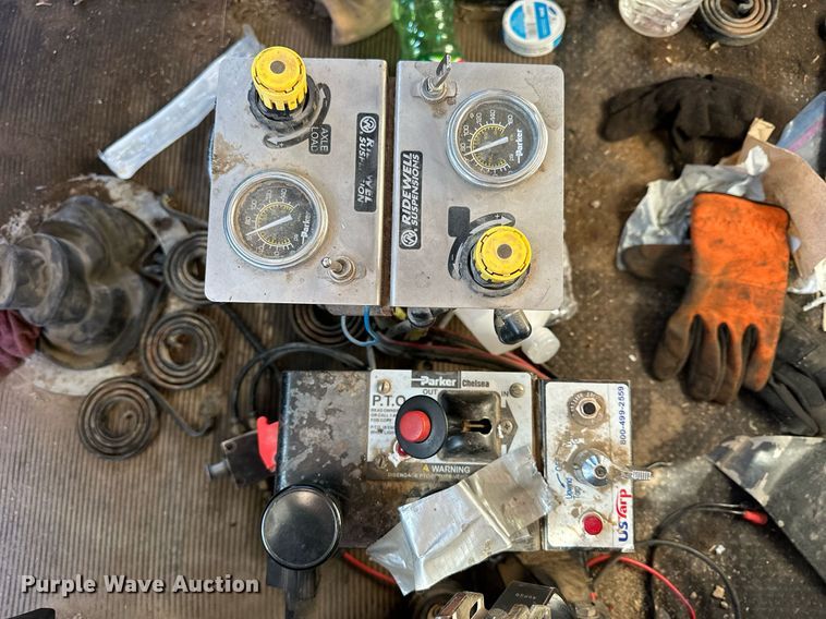 image for item NS9052 2000 Freightliner  dump truck