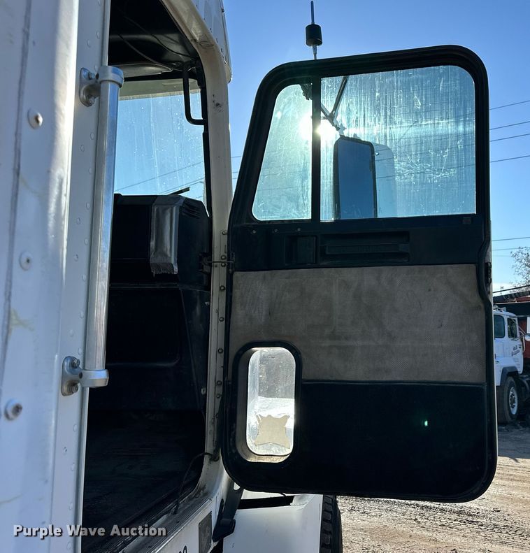 image for item NS9052 2000 Freightliner  dump truck