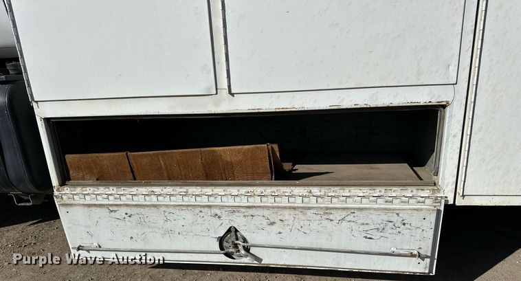 image for item NS9072 2000 GMC C7500  utility / service truck