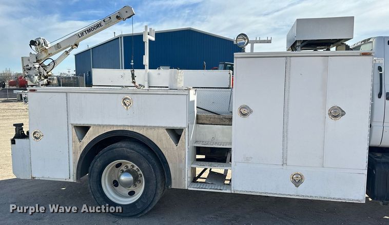 image for item NS9072 2000 GMC C7500  utility / service truck