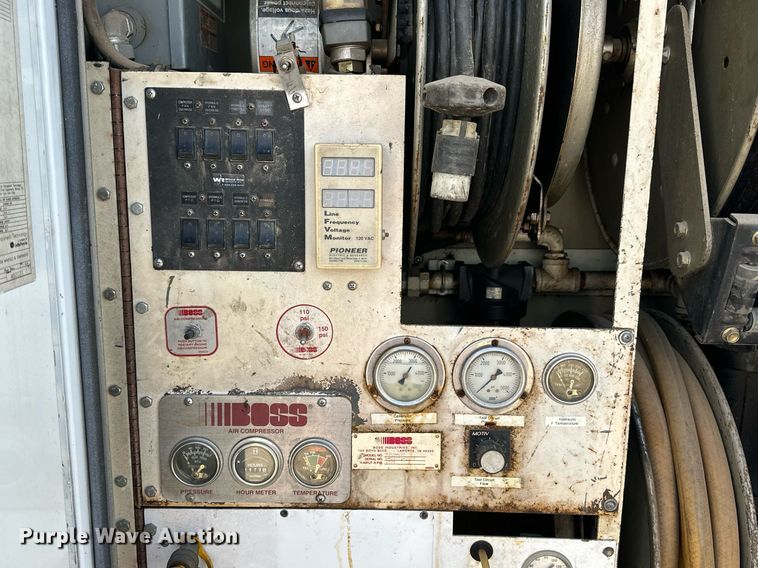 image for item NS9072 2000 GMC C7500  utility / service truck