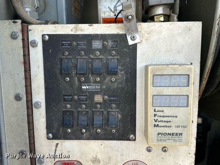 image for item NS9072 2000 GMC C7500  utility / service truck