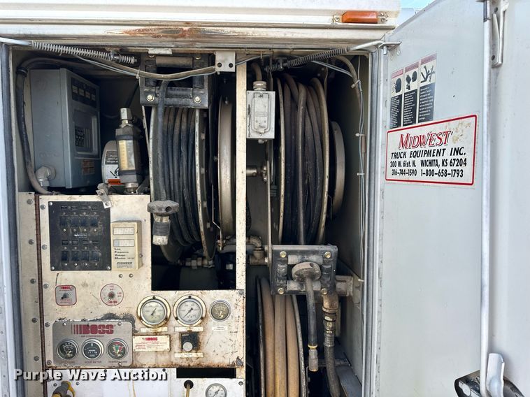 image for item NS9072 2000 GMC C7500  utility / service truck