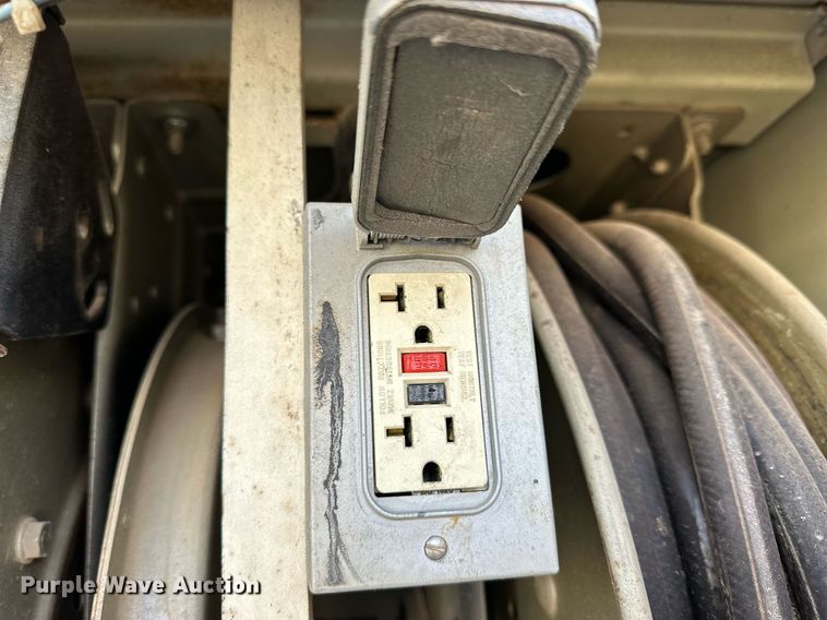 image for item NS9072 2000 GMC C7500  utility / service truck