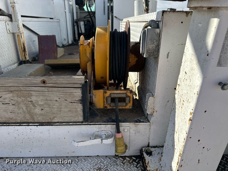 image for item NS9072 2000 GMC C7500  utility / service truck