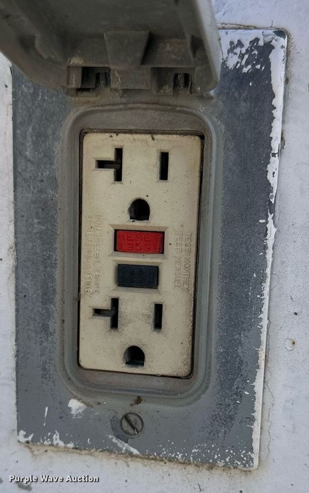 image for item NS9072 2000 GMC C7500  utility / service truck