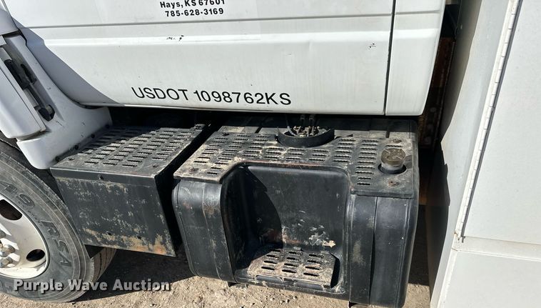 image for item NS9072 2000 GMC C7500  utility / service truck