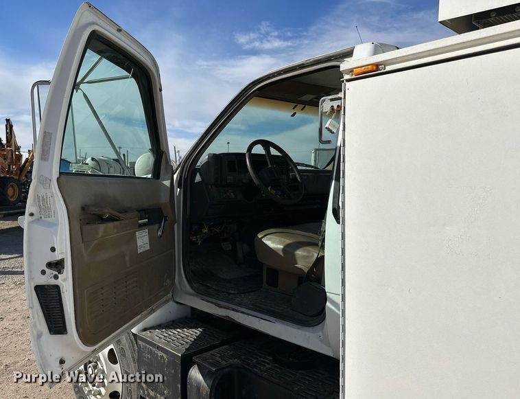 image for item NS9072 2000 GMC C7500  utility / service truck