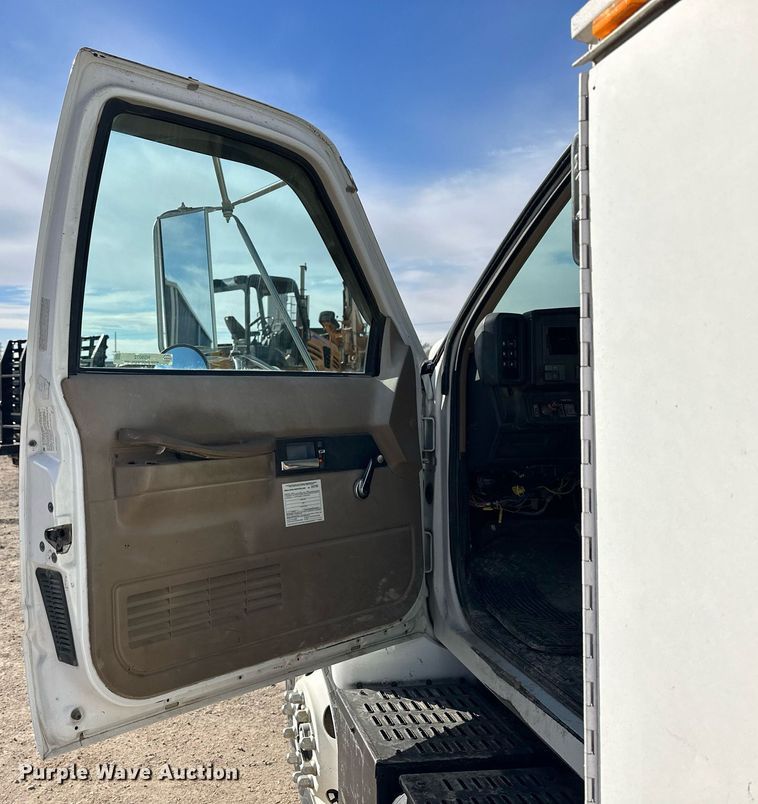 image for item NS9072 2000 GMC C7500  utility / service truck