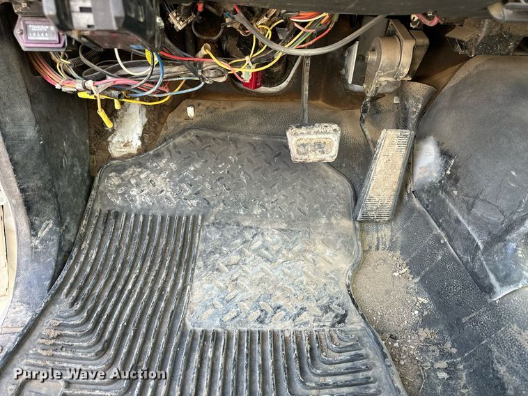 image for item NS9072 2000 GMC C7500  utility / service truck