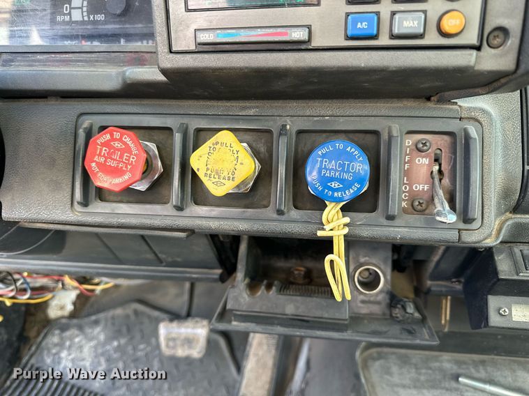 image for item NS9072 2000 GMC C7500  utility / service truck