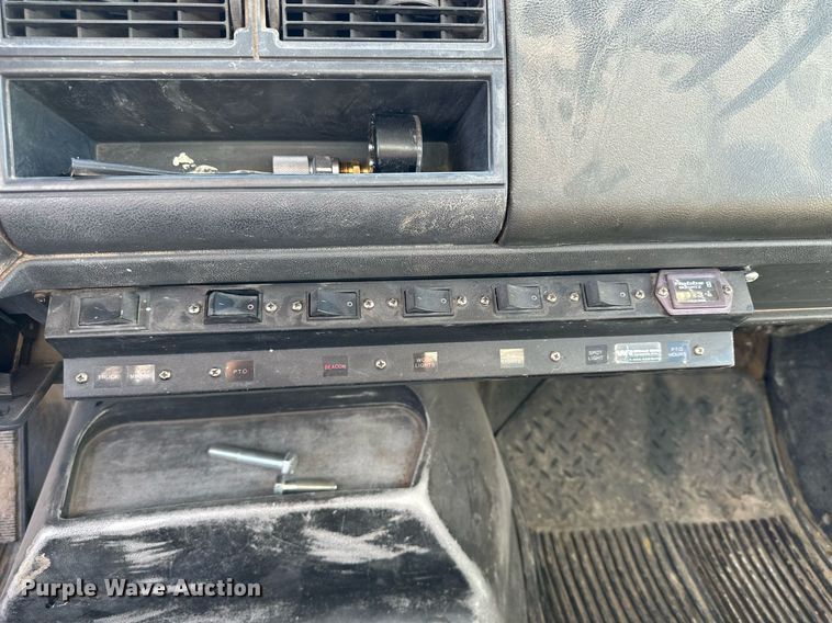 image for item NS9072 2000 GMC C7500  utility / service truck