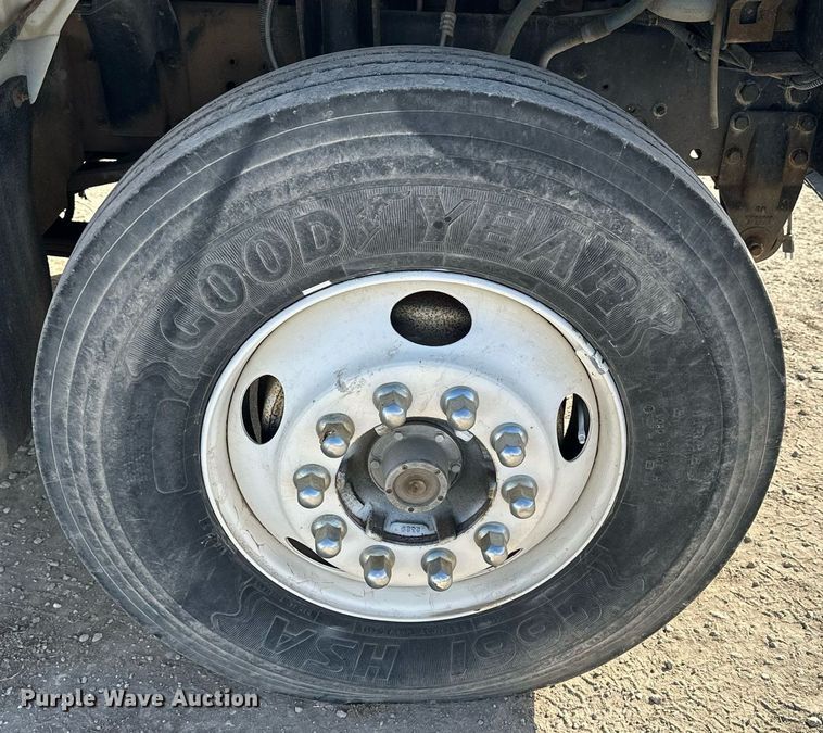 image for item NS9072 2000 GMC C7500  utility / service truck