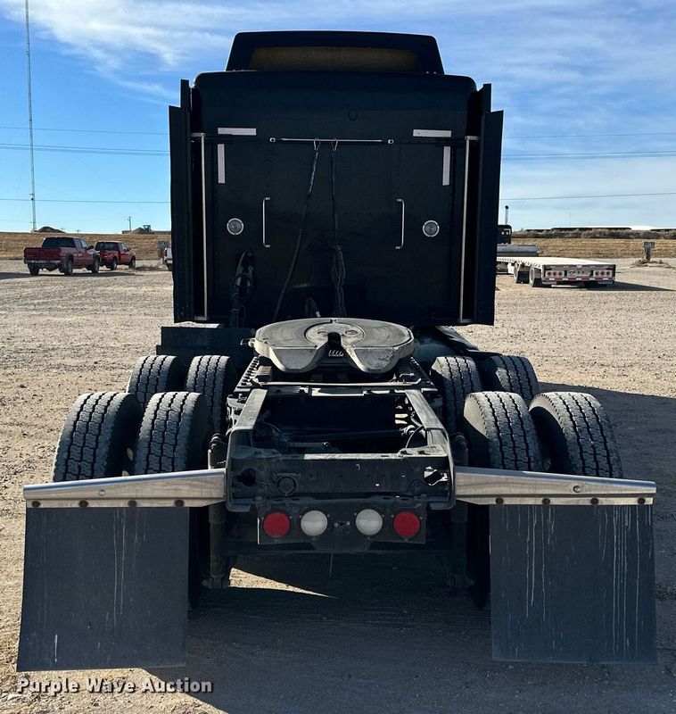 image for item NS9105 2017 Kenworth T660  semi truck