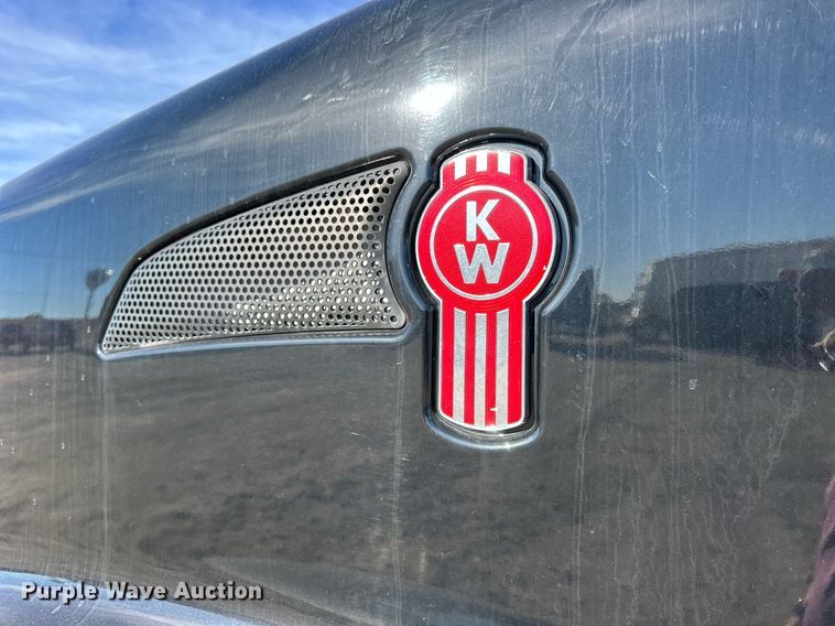 image for item NS9105 2017 Kenworth T660  semi truck
