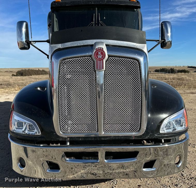 image for item NS9105 2017 Kenworth T660  semi truck