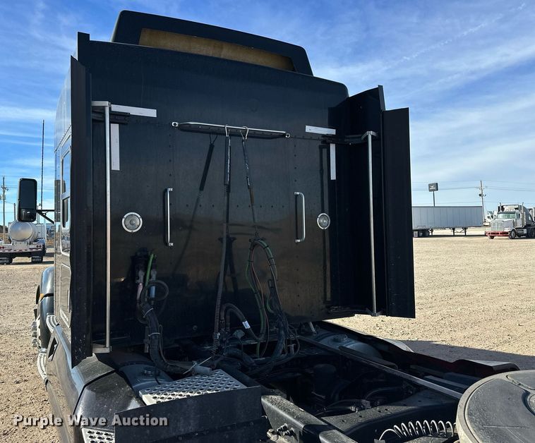 image for item NS9105 2017 Kenworth T660  semi truck