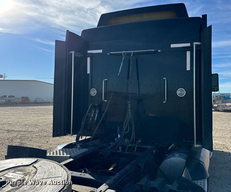 image for item NS9105 2017 Kenworth T660  semi truck