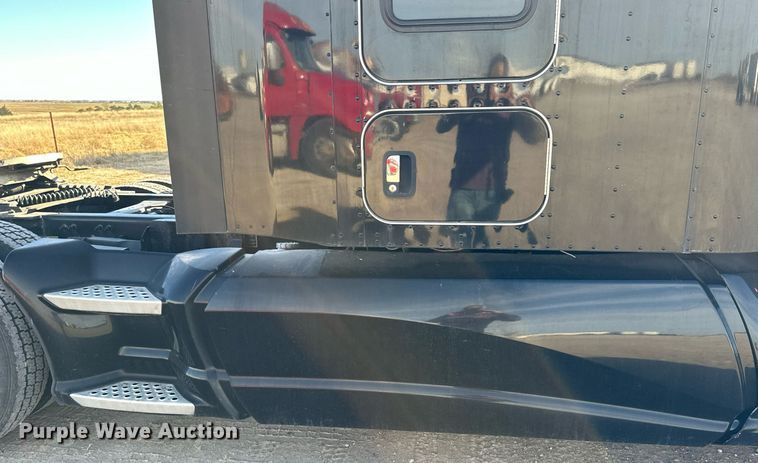 image for item NS9105 2017 Kenworth T660  semi truck