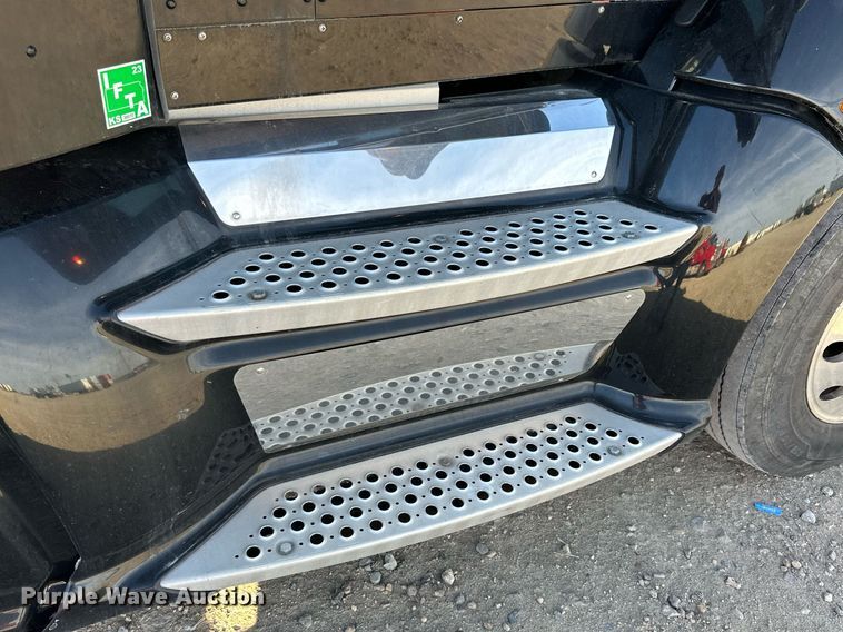 image for item NS9105 2017 Kenworth T660  semi truck