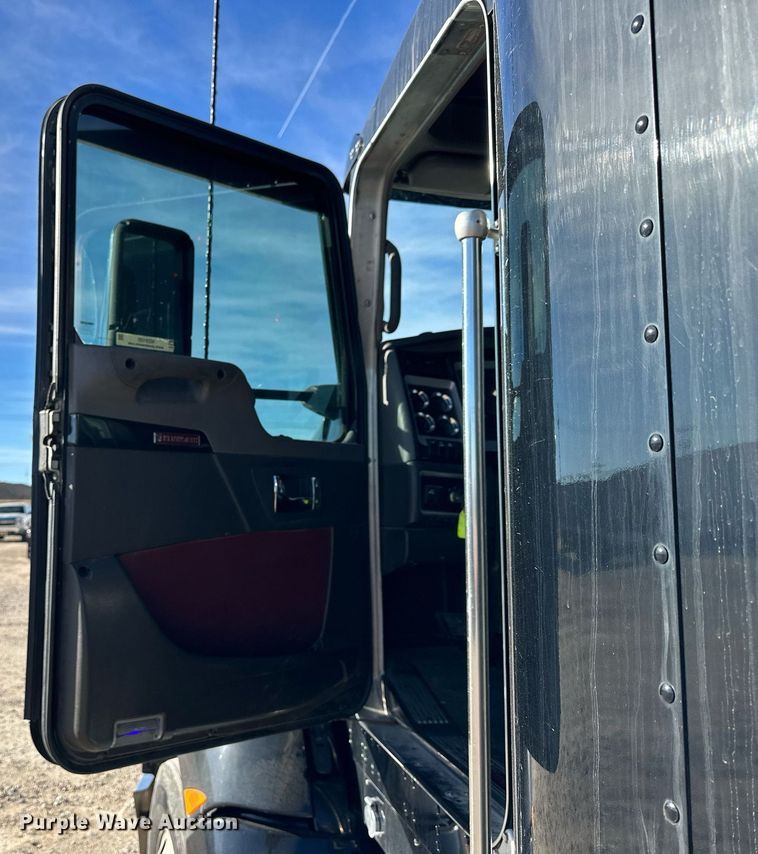 image for item NS9105 2017 Kenworth T660  semi truck