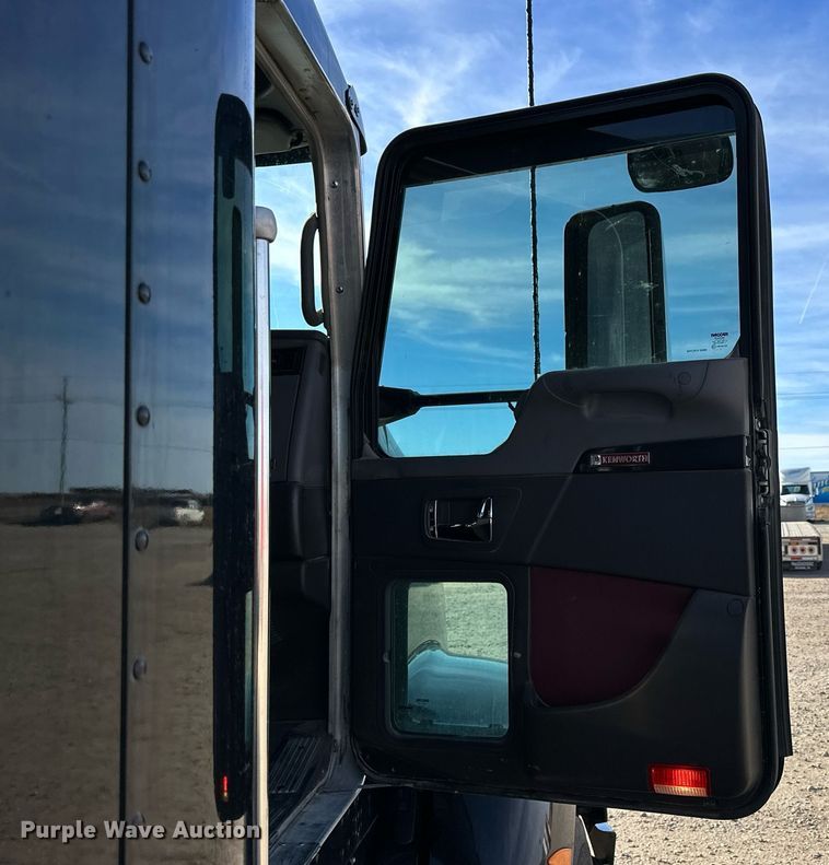 image for item NS9105 2017 Kenworth T660  semi truck