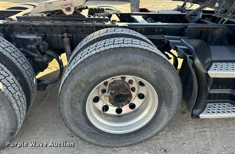 image for item NS9105 2017 Kenworth T660  semi truck