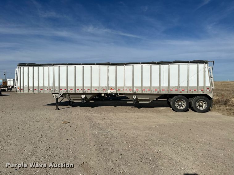 image for item NS9106 2002 Cornhusker 800  grain trailer