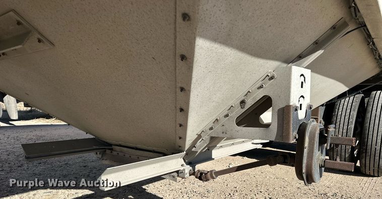 image for item NS9106 2002 Cornhusker 800  grain trailer