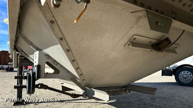 image for item NS9106 2002 Cornhusker 800  grain trailer