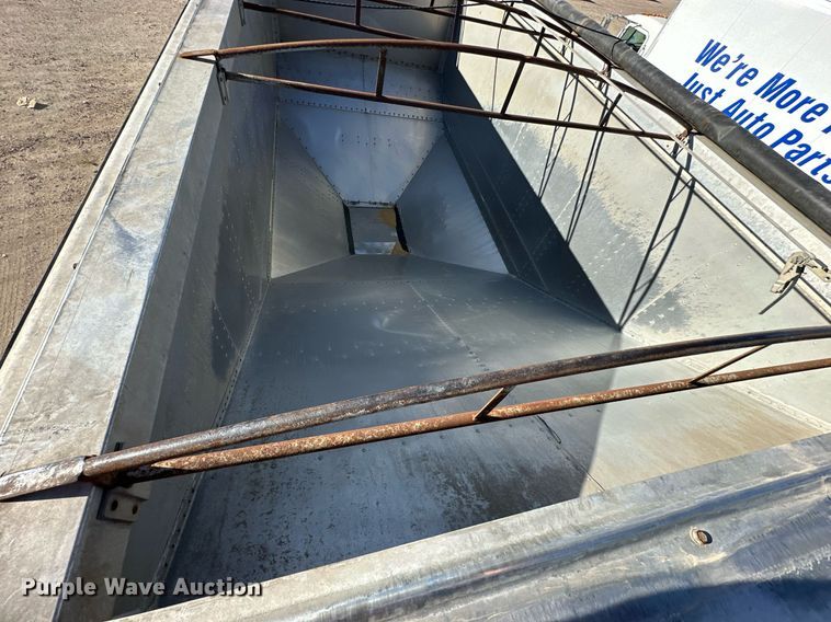 image for item NS9106 2002 Cornhusker 800  grain trailer