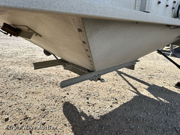 image for item NS9106 2002 Cornhusker 800  grain trailer